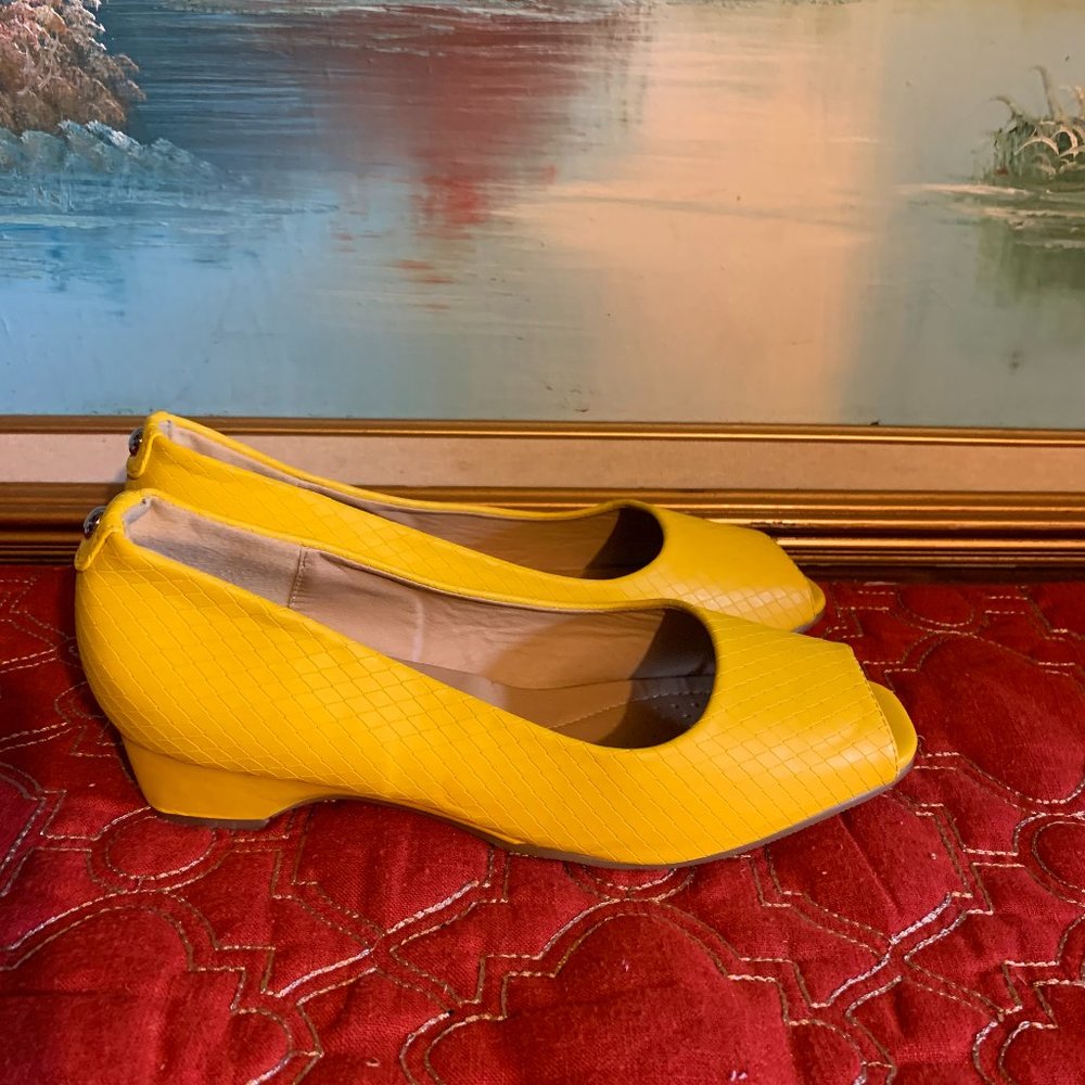 Classique Yellow heels Women's 7.5 - Picture 9 of 9